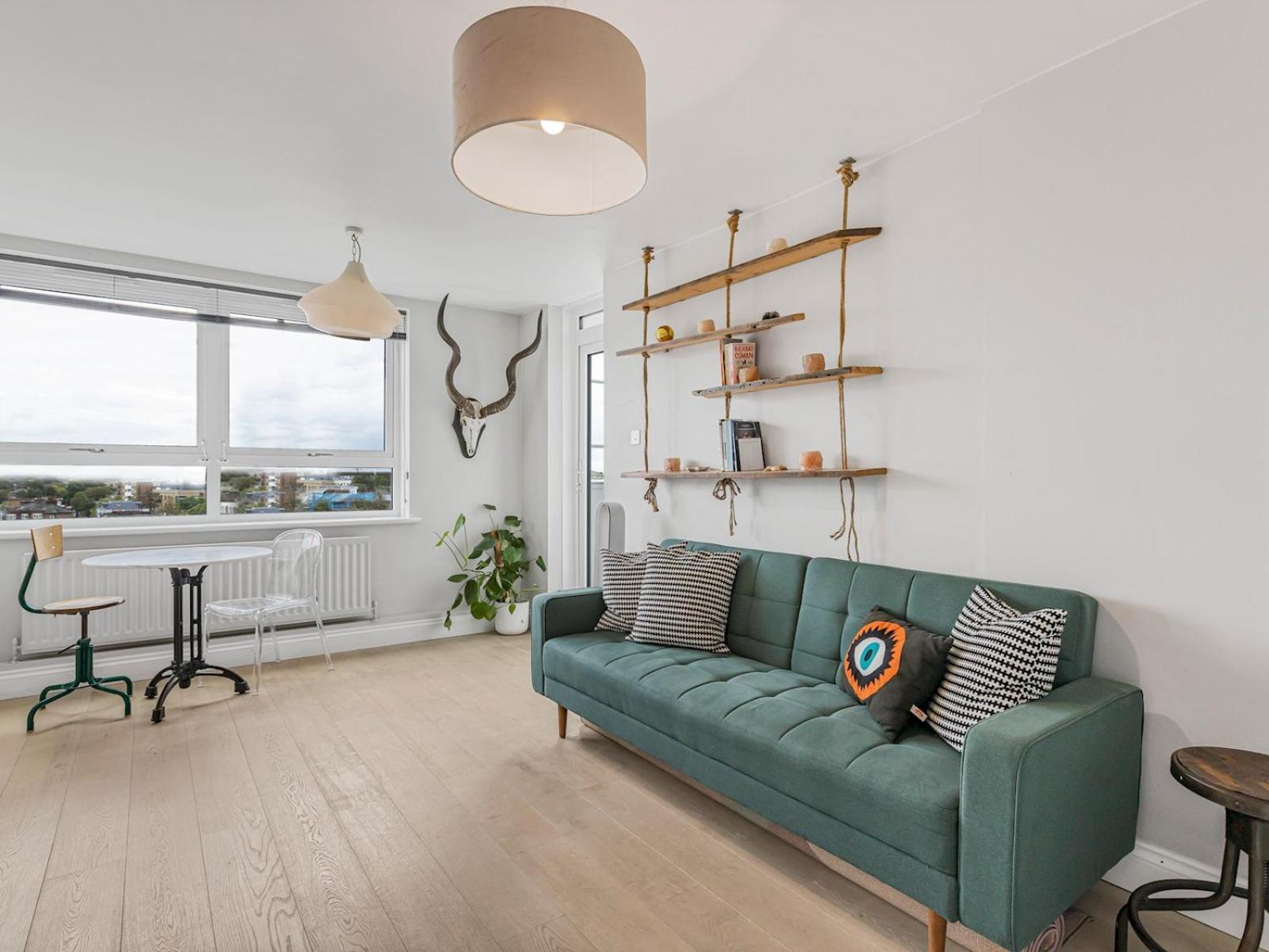 Pass The Keys Modern In Goldhawk West Londra