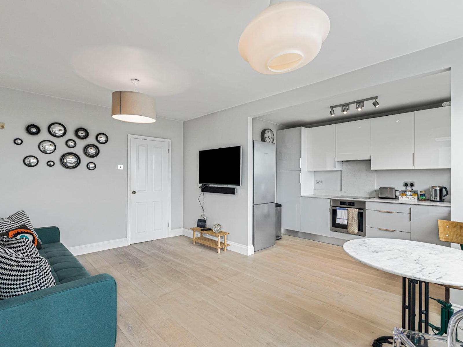 Pass The Keys Modern In Goldhawk West Londra